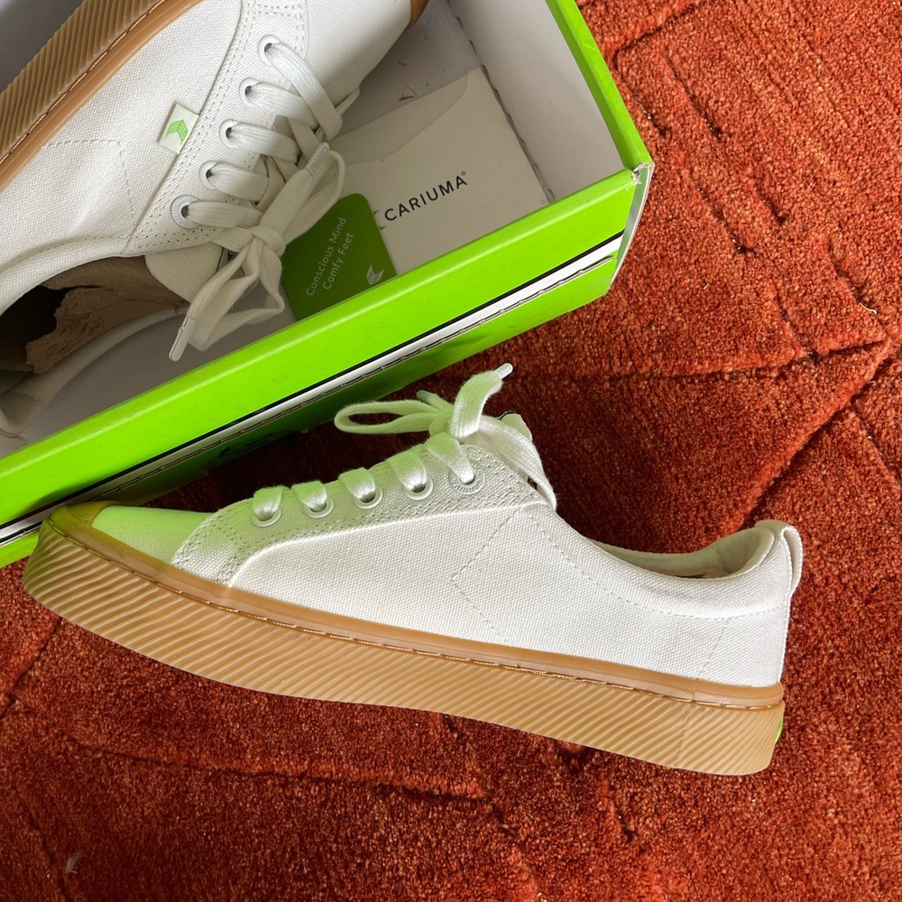 Cariuma White Sneakers - OCA Low